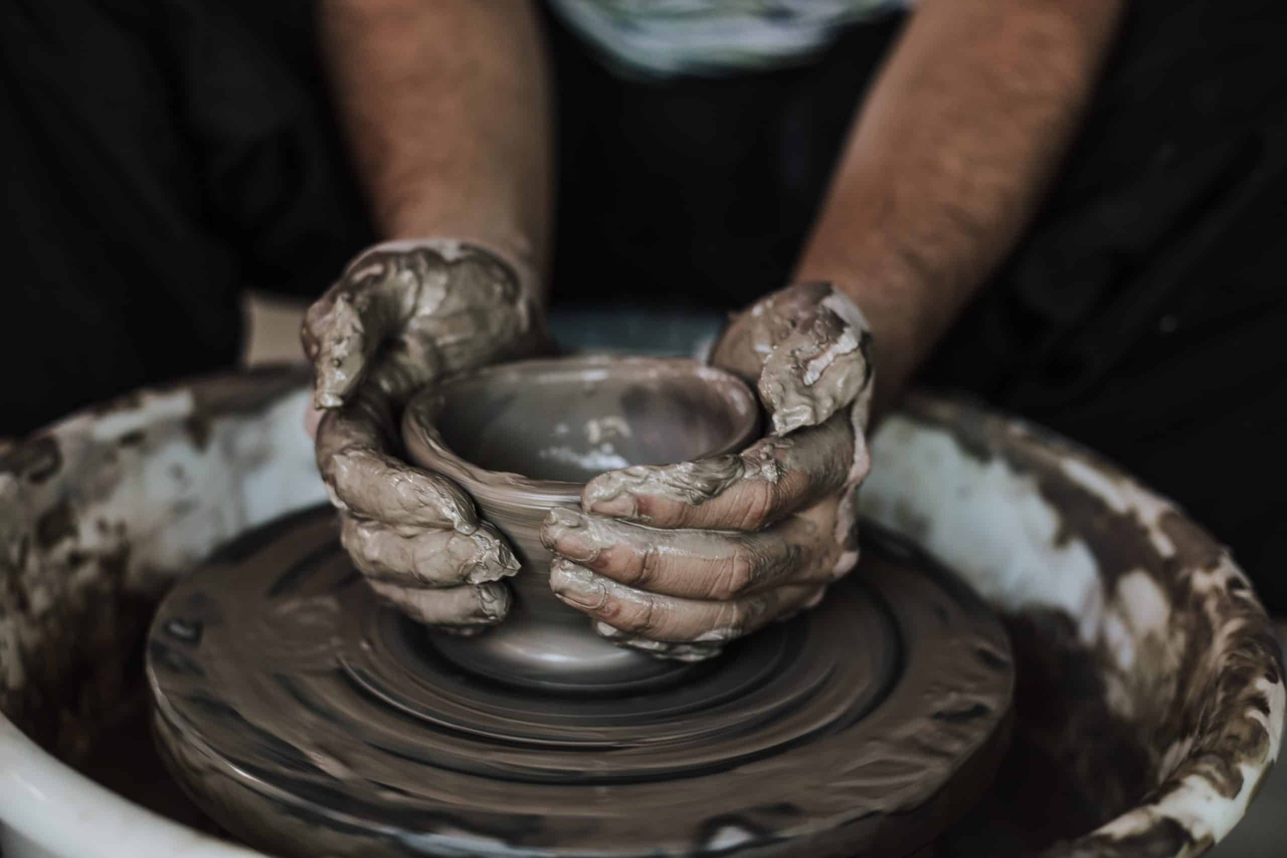 Les secrets du métier de céramiste : façonnage et décoration à la main